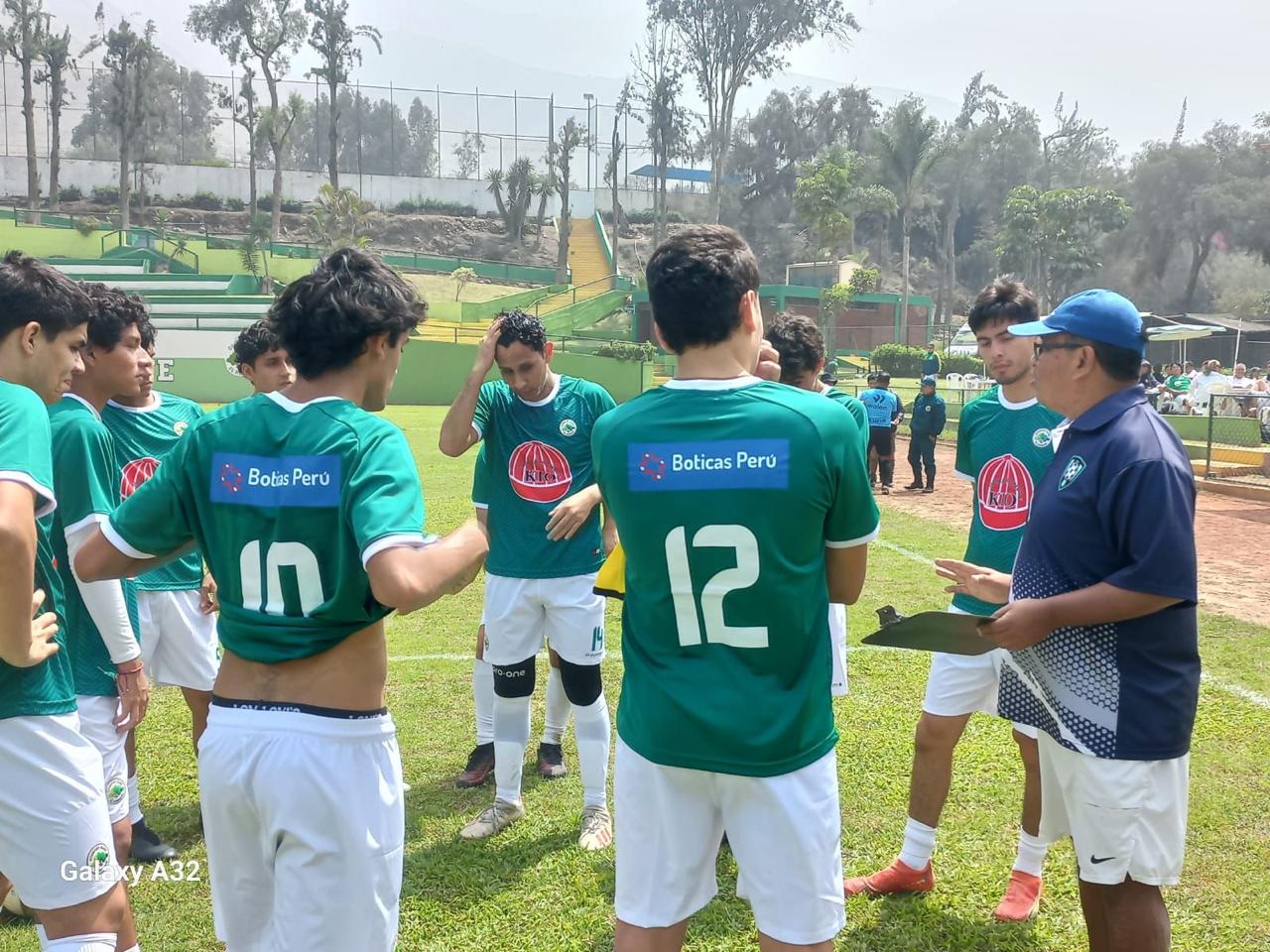 Entrenador de LAC SPORTS dando indicaciones a un equipo juvenil